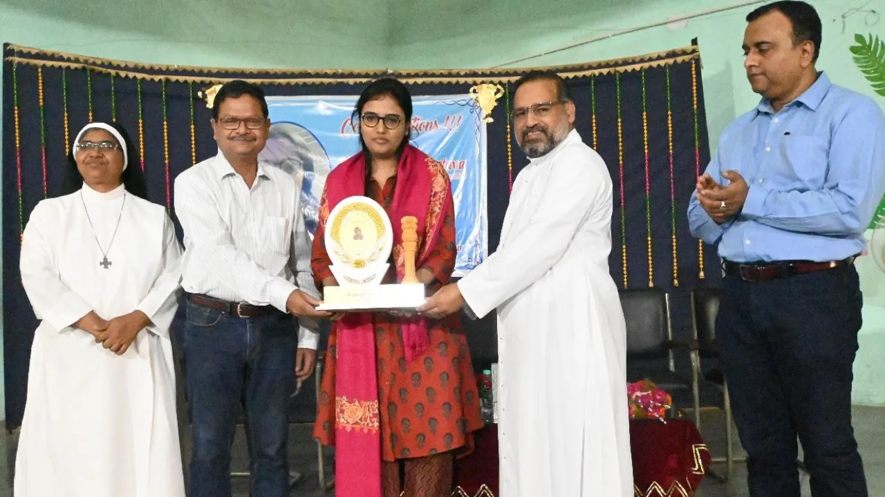 Auraiya News: सुरभि ने संघ लोक सेवा आयोग परीक्षा में 56 वीं रैंक हासिल की, छात्रा का हुआ स्वागत
