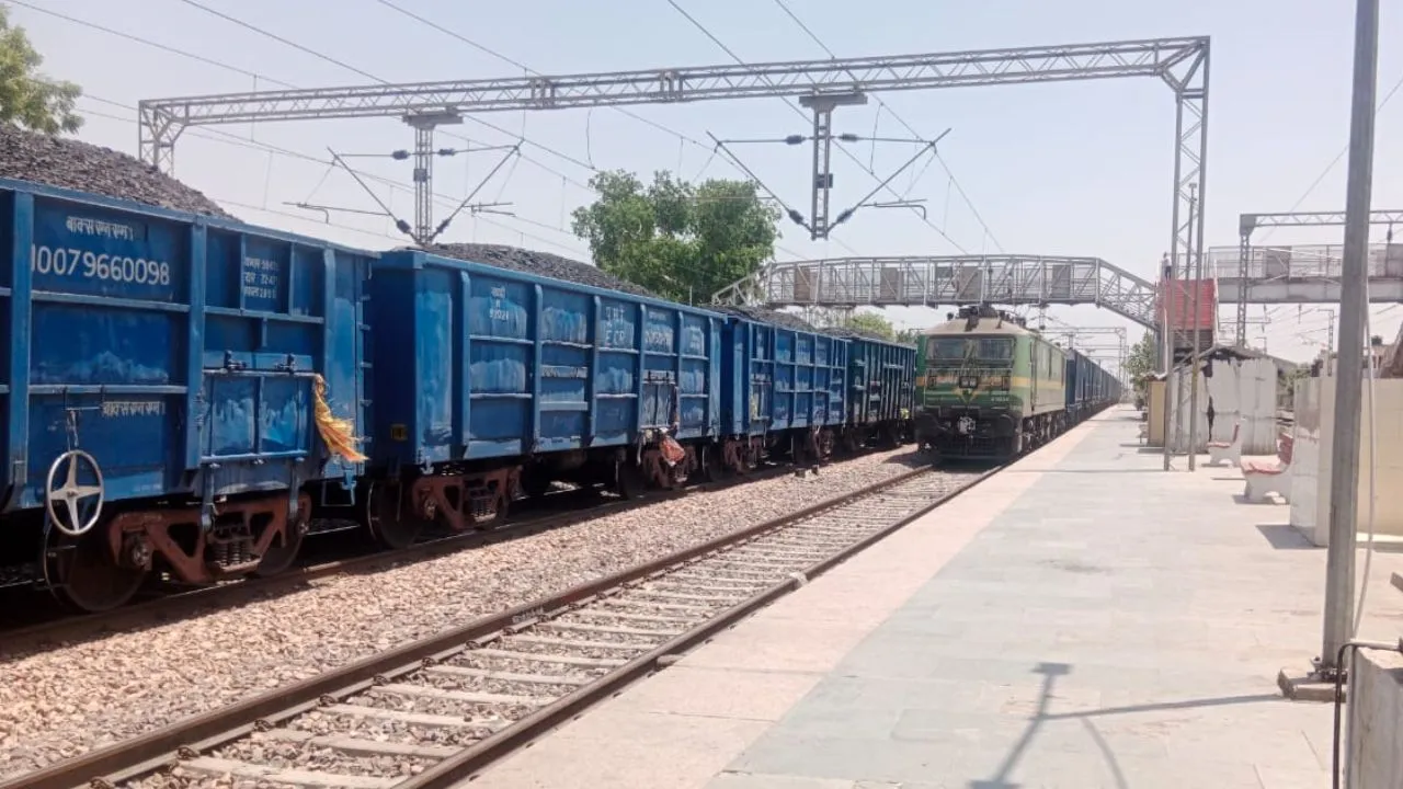 Auraiya: कंचौसी में मालगाड़ी के ब्रेक-शू में आई तकनीकी कमी; आधे घंटे तक स्टेशन पर खड़ी रही ट्रेन