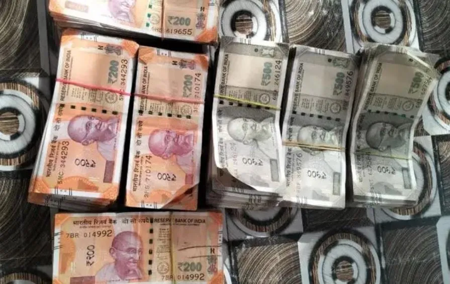 पीलीभीत: बरेली हाइवे पर बाइक सवार से 2.30 लाख बरामद, एफएसटी टीम ने पकड़ा...छानबीन में जुटी