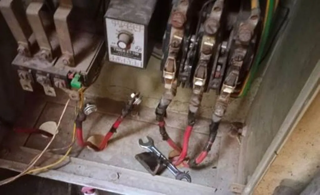 पीलीभीत: हाईवोल्टेज से फुंकी मोटर, पांच मोहल्लों के 300 घरों की पानी सप्लाई ठप