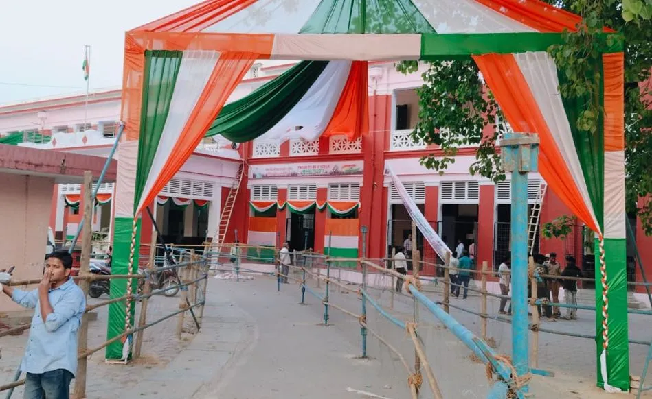 शाहजहांपुर: कलेक्ट्रेट में कड़ी सुरक्षा के बीच कल से शुरू होंगे नामांकन, जगह-जगह की गई बैरीकेडिंग 