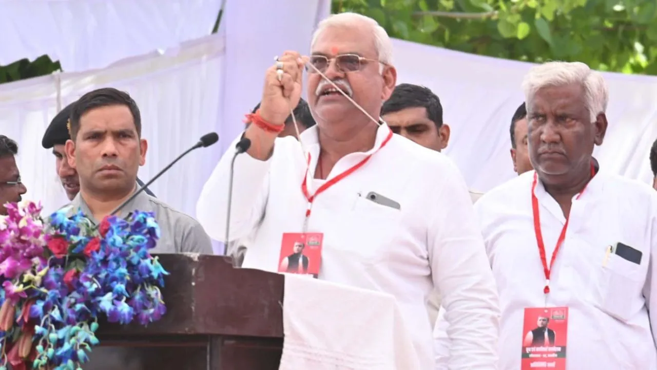 Kannauj: जनेऊ पकड़कर मनोज ने ली साथ निभाने की सौगंध; बोले- सपा मुखिया से मिलने के बाद सांसद ने डलवाया छापा