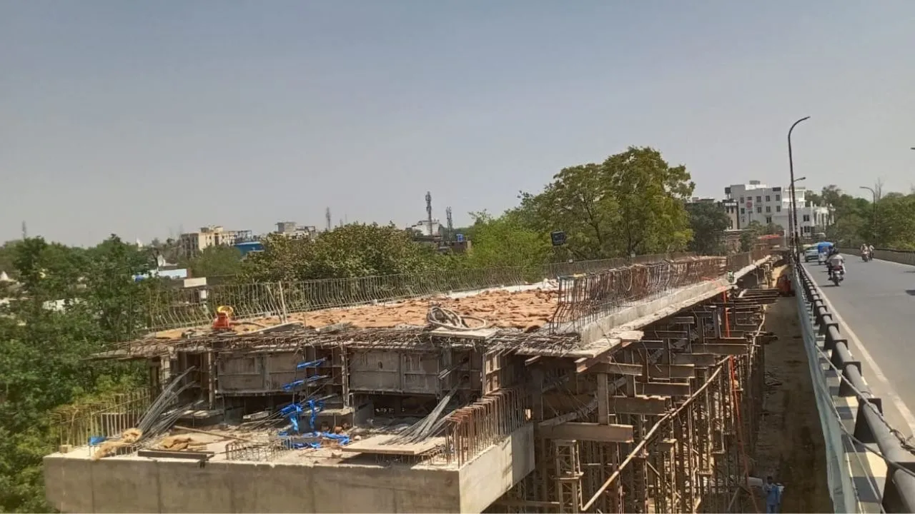 Kanpur: दादानगर समानांतर पुल का 42 प्रतिशत काम पूरा; निचले हिस्से पर स्लैब के लिए बांधा गया जाल