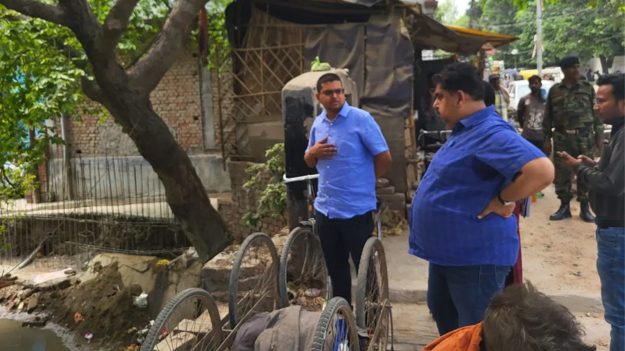 Kanpur: सीसामऊ नाले की हालत देख गुस्साए नगर आयुक्त; फर्म पर लगाया जुर्माना, अधिकारियों को थमाया नोटिस 