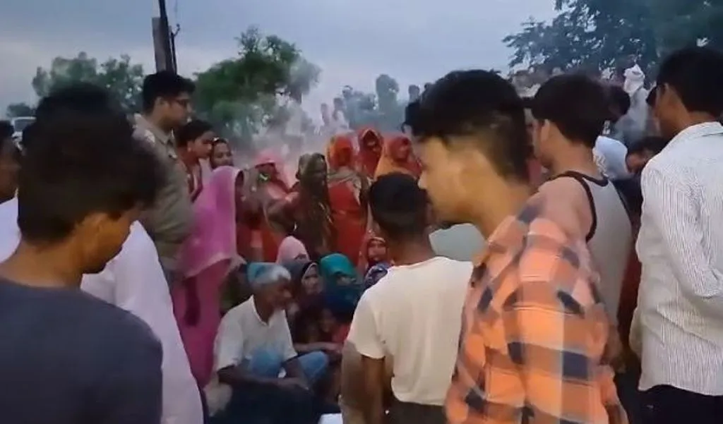 बदायूं: आंखों के सामने जल रहे थे सपने, बुझाने दौड़े किसान की करंट से मौत