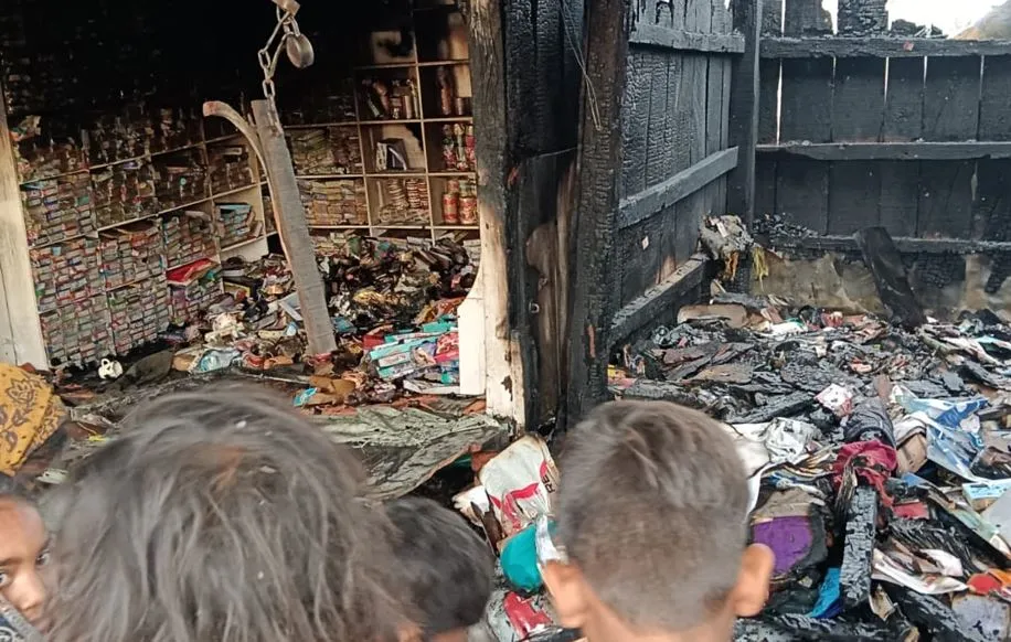 लखीमपुर-खीरी: तारों की स्पार्किंग से भड़की आग, चार दुकानें जलकर राख 