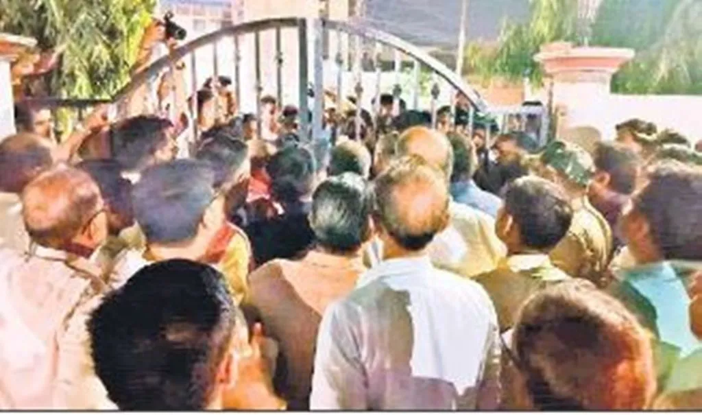 Bareilly News: संतोष गंगवार के आवास पर बीजेपी प्रदेश अध्यक्ष को घेरकर हंगामा, समर्थकों ने की नारेबाजी