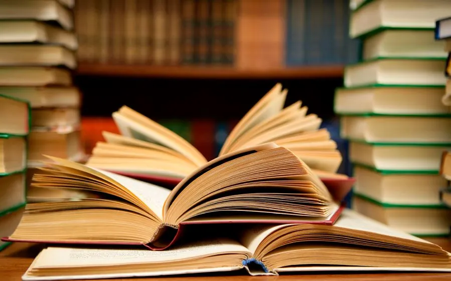 Bareilly News: निजी प्रकाशकों की किताबों के बोझ से अभिभावकों को नहीं मिल रही निजात