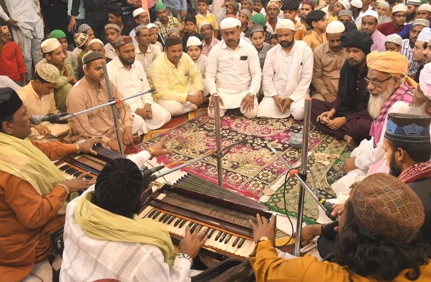 Bareilly News: दरगाह शाहदानावली पर कुल की रस्म की गई अदा, फनकारों के कलाम पर झूमे जायरीन