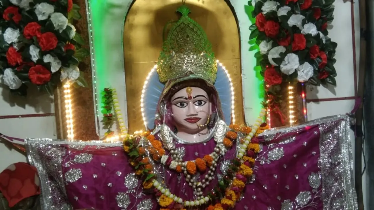 Kanpur Dehat: मां कुष्मांडा का पूजन कर गूंजी जय-जयकार; माता के चौथे स्वरूप के दर्शन को उमड़ी भक्तों की भीड़