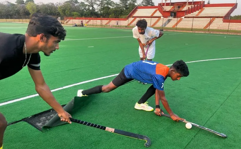 Bareilly News: फटे और काई वाले एस्ट्रोटर्फ ट्रैक पर अभ्यास कर चोटिल हो रहे खिलाड़ी, अभी तक नहीं हो पाई मरम्मत
