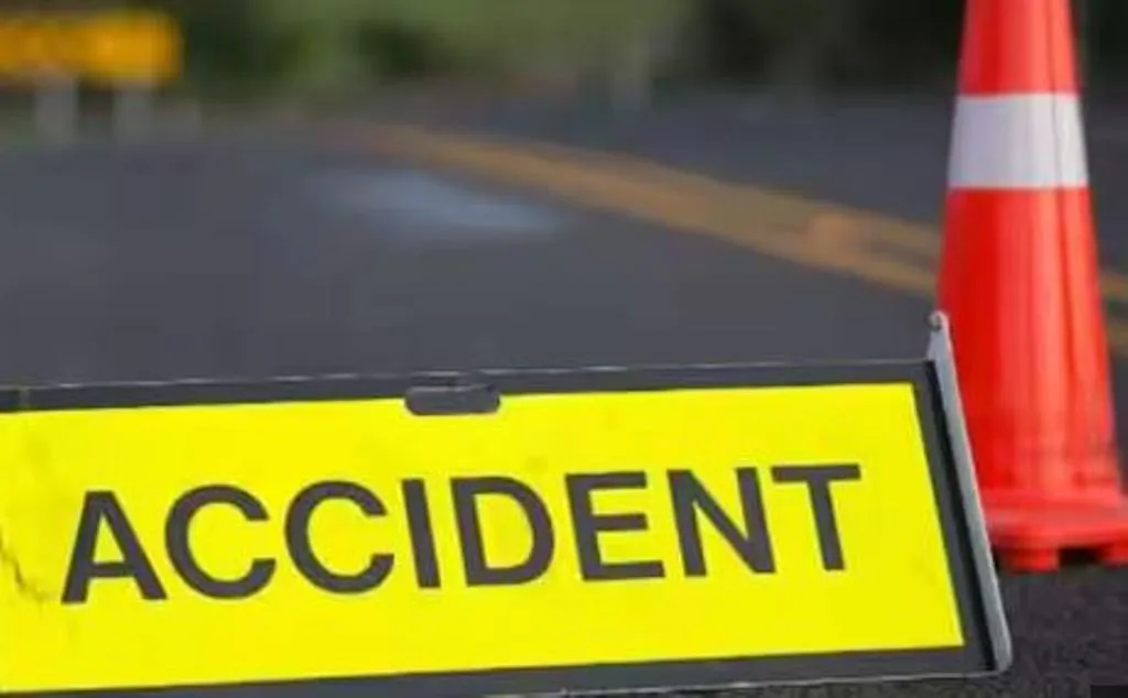 मुरादाबाद: डंपर की टक्कर से ट्रैक्टर ट्रॉली के नीचे दबकर दो सगे भाइयों की मौत, पिता घायल