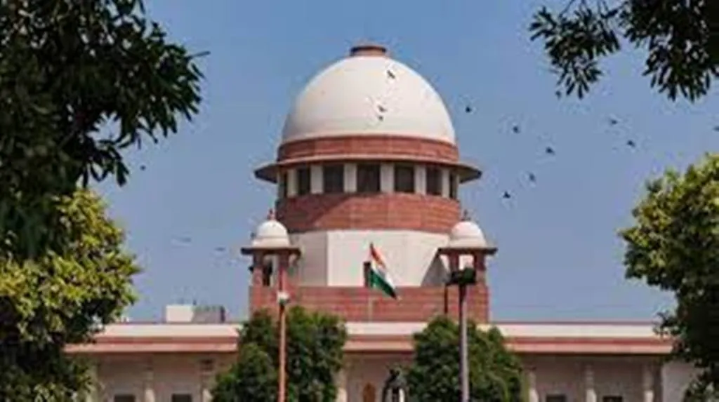 सुप्रीम कोर्ट ने  सभी ‘वीवीपैट’ पर्चियां गिने जाने की याचिका पर निर्वाचन आयोग, केंद्र से मांगा जवाब 