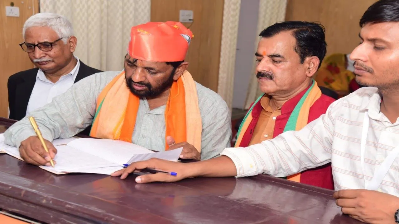  लखनऊ: केंद्रीय राज्य मंत्री कौशल किशोर ने किया नामांकन, कहा- भाजपा के समर्थन में है देश की जनता