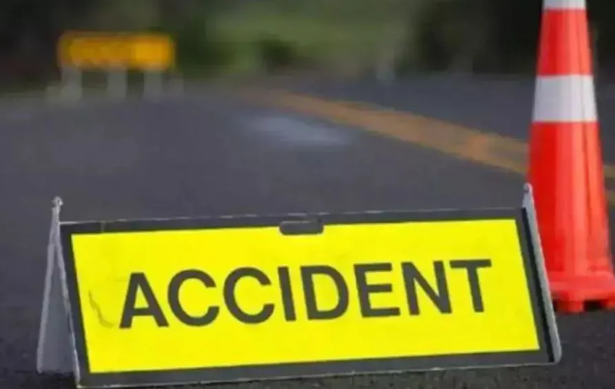 झारखंड के चतरा में बस पलटने से दो की मौत, 18 घायल 