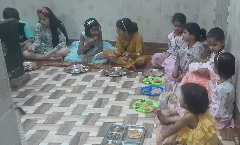 बदायूं: घरों पर हुए हवन-पूजन, कन्याओं को कराया भोज 