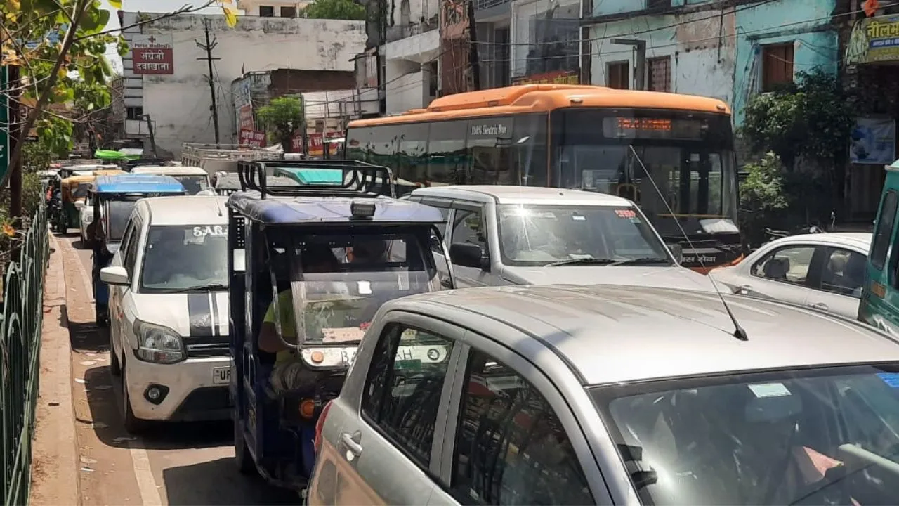 Unnao: गंगाघाट नवीन गंगा पुल पर पीक ऑवर में रोजाना लग रहा जाम; राहगीर परेशान, पुलिस नदारद, जिम्मेदार मौन