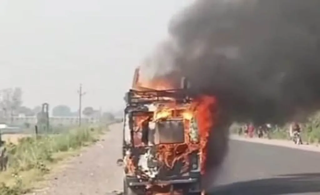 शाहजहांपुर: यात्रियों से भरी टाटा मैजिक में लगी आग, कुछ ही देर में धूं-धूंकर जली...बाल-बाल बचे यात्री