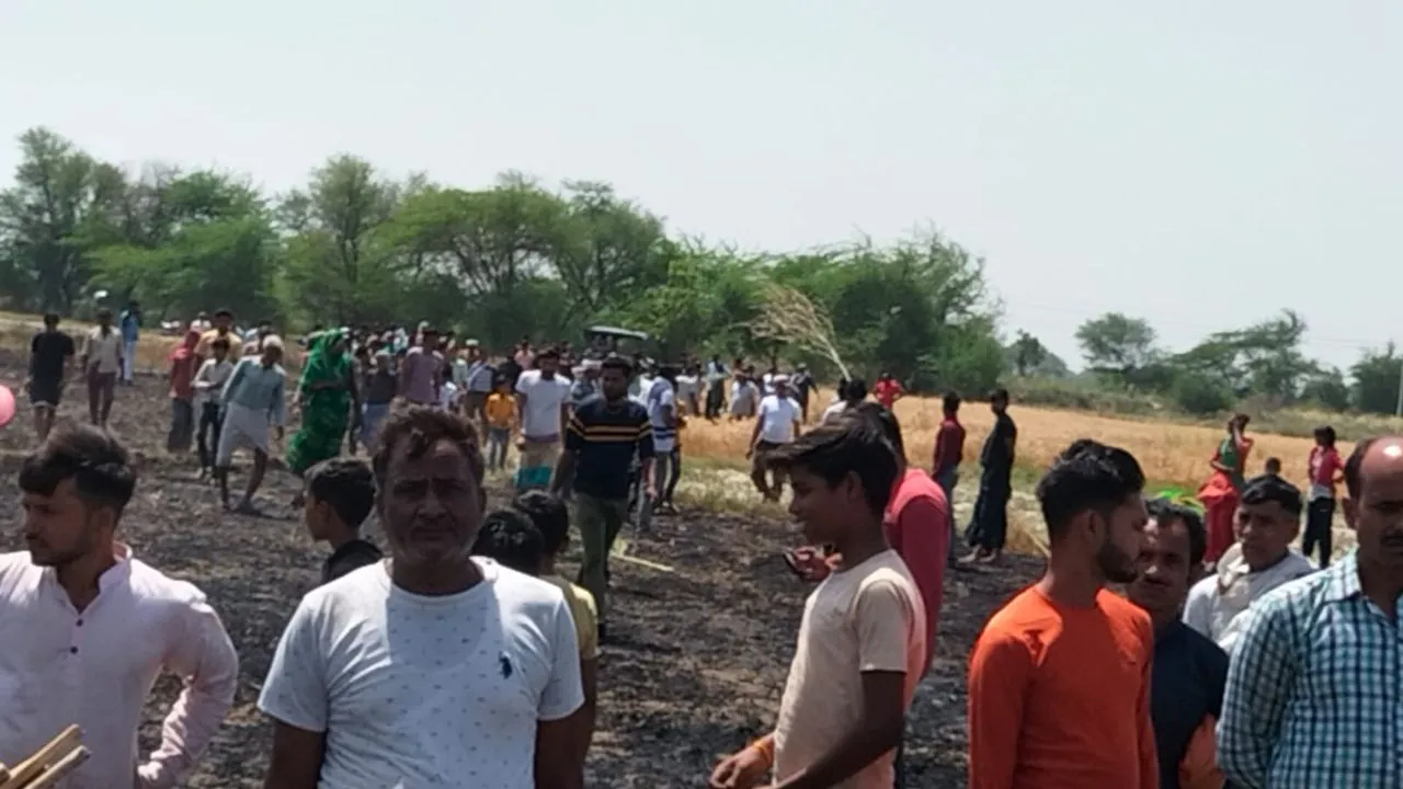 Auraiya: नहीं थम रहा फसलों की तबाही का सिलसिला: आग से जलकर खाक हुई किसानों की 11 बीघा गेहूं की फसल