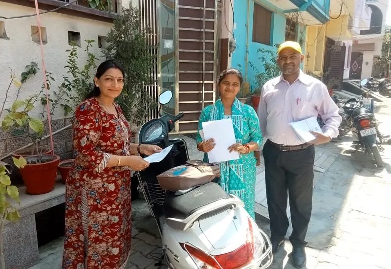मुरादाबाद : घर-घर मतदाता पर्ची वितरित कर रहे बीएलओ