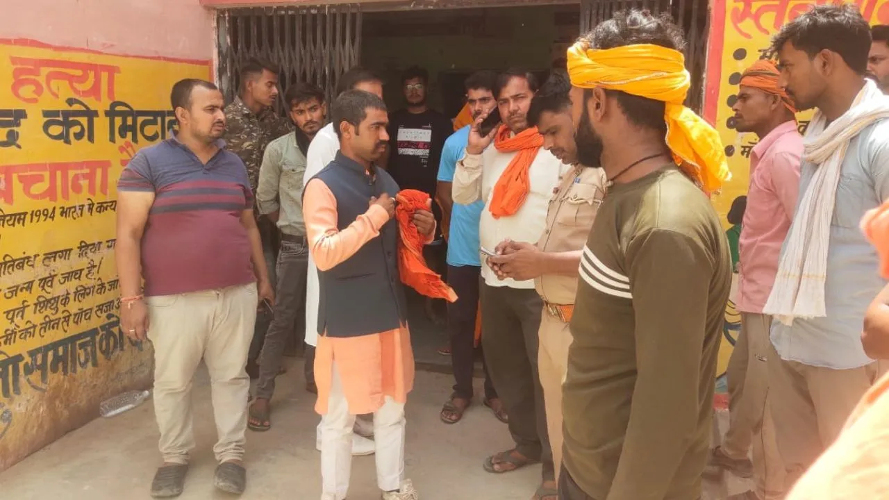 Chitrakoot: हाईटेंशन तार की चपेट में आने से गृहस्वामी के साले की मौत; घटना में दूसरा रिश्तेदार भी झुलसा, प्रयागराज में भर्ती