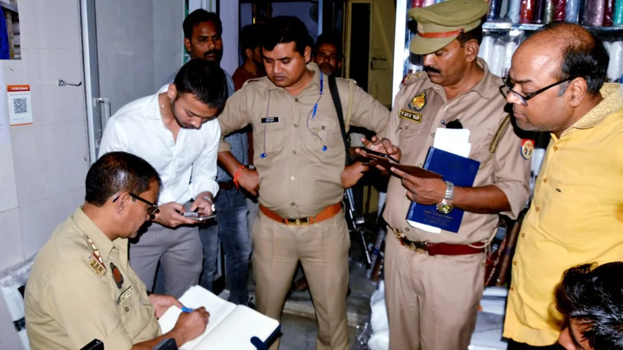 Kanpur Theft: कपड़ा कारोबारी की दुकान को चोरों ने बनाया निशाना...लाखों की चोरी की वारदात को दिया अंजाम