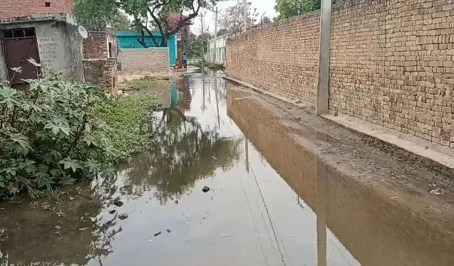 बदायूं: क्षेत्र के केंद्रीय राज्यमंत्री और सत्ता के विधायक फिर भी दूर नहीं हुआ जलभराव, अब ग्रामीण नहीं करेंगे मतदान