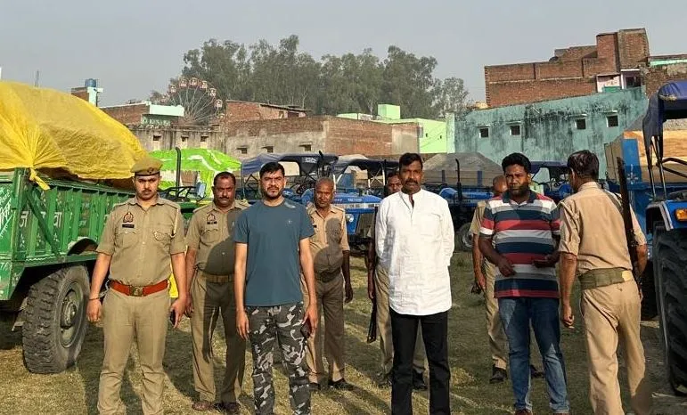 कासगंज: बालू के अवैध खनन पर पुलिस प्रशासन ने कसा शिकंजा, सात ट्रैक्टर-ट्रॉली किए जब्त 