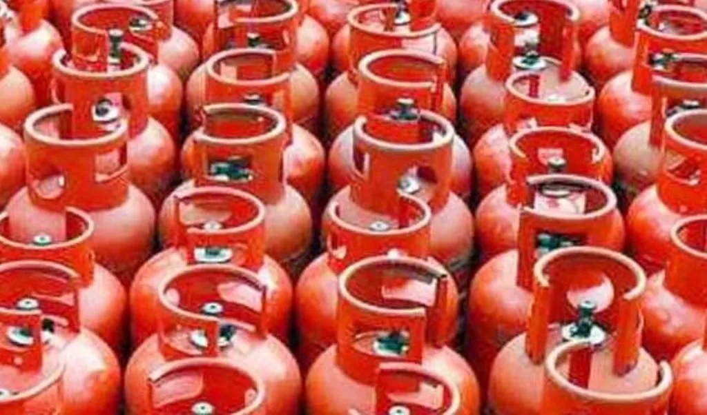 महंगाई से आम आदमी को मिली बड़ी राहत, आज से घट गए एलपीजी सिलेंडर के दाम, जानें नए प्राइस