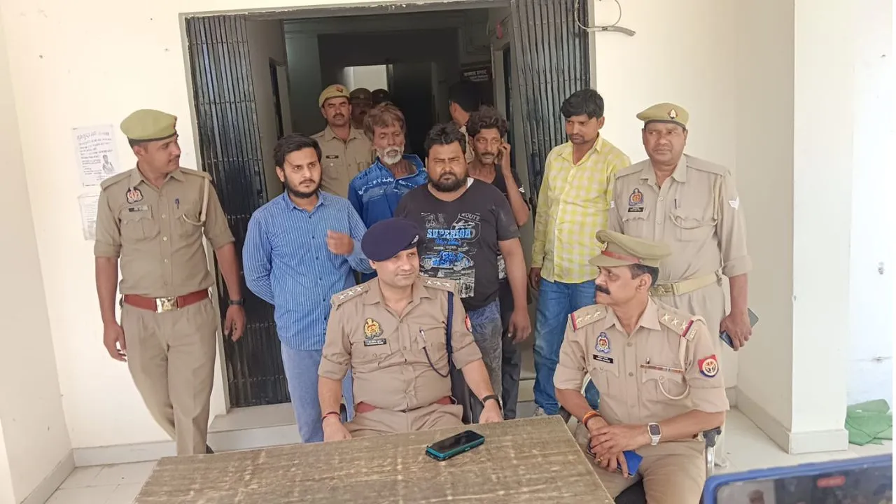 Jalaun: कबाड़ की दुकान में वर्षों से बेच रहे थे अवैध तरीके से पेट्रोल और डीजल; पांच गिरफ्तार, इतने हजार लीटर डीजल बरामद