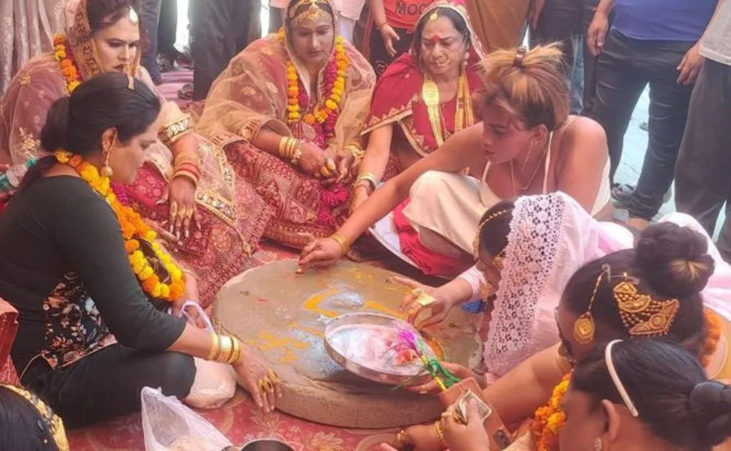 कासगंज: मंगलमुखियों ने माता रानी के मंदिर पर चढ़ाया पीतल का घंटा, विधि-विधान पूर्वक किया चाक पूजन