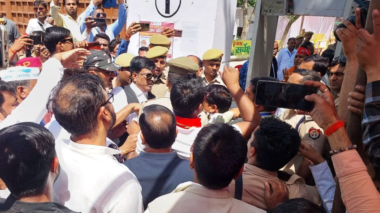 Farrukhabad: सपा उम्मीदवार डॉ. नवल किशोर, जिलाध्यक्ष चंद्रपाल समेत 54 पर रिपोर्ट दर्ज, पुलिस से हुई थी नोकझोंक