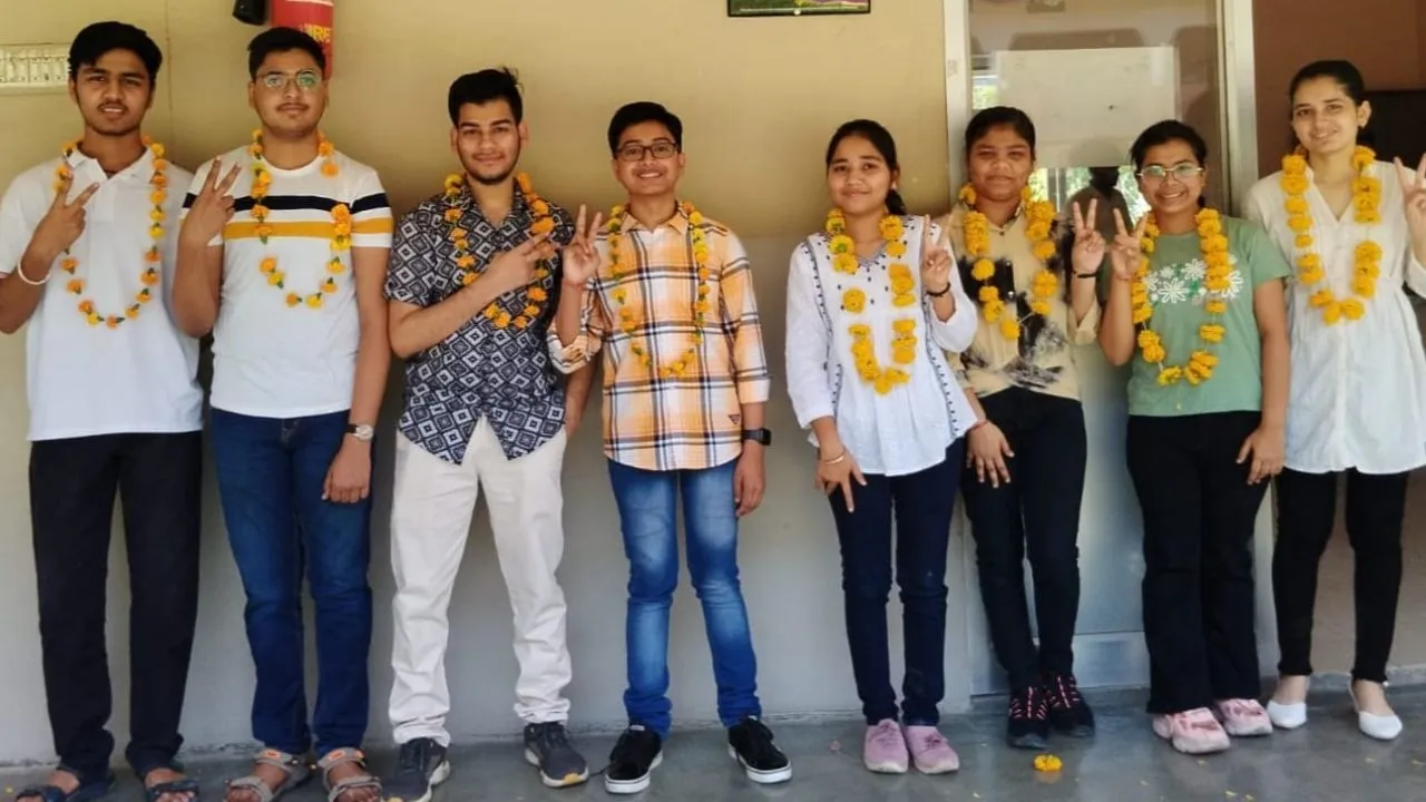 JEE Main Result 2024: जेईई मेंस परीक्षा के परिणाम घोषित; सेठ छोटेलाल स्कूल के होनहारों ने मारी बाजी 