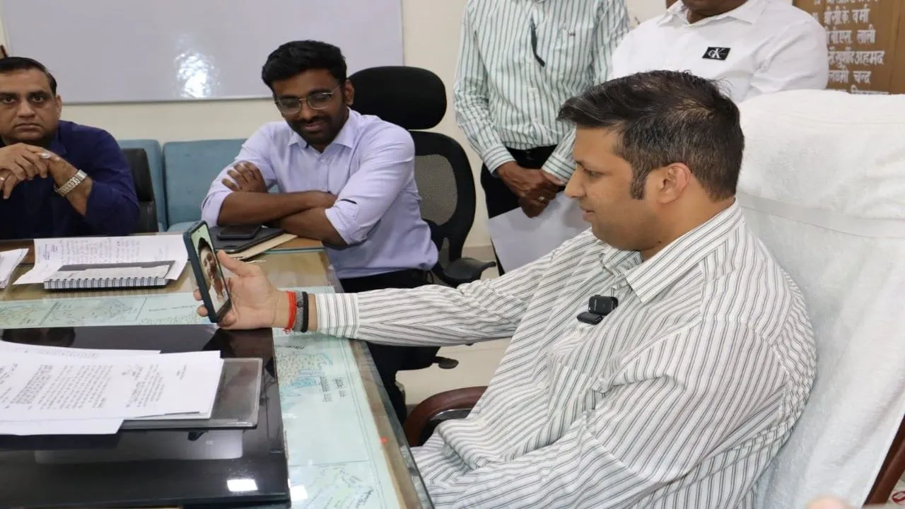 जौनपुर के डीएम ने की वीडियो कॉल, कहा- घर आजा परेदसी, जानें पूरा मामला