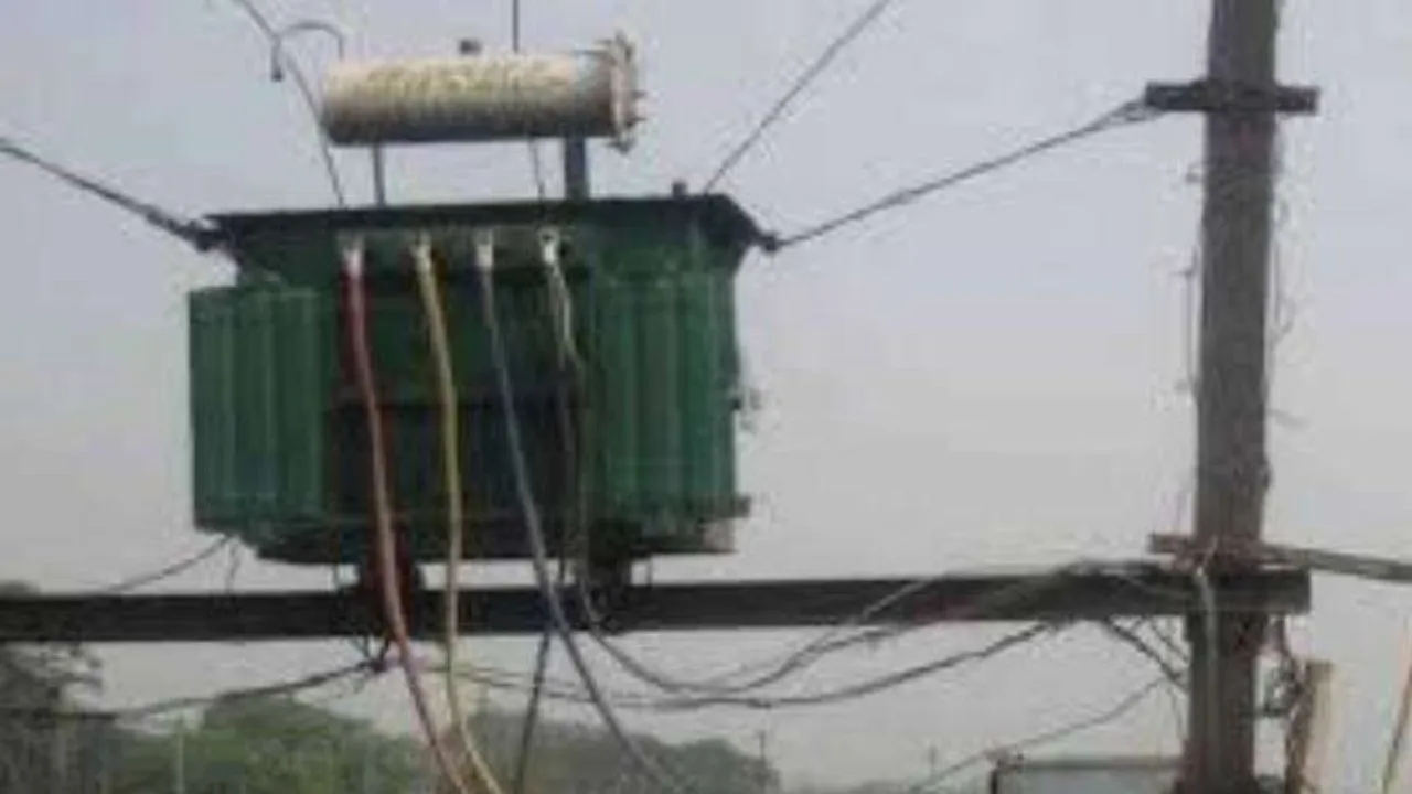 Kanpur: सबस्टेशन की जगह कबाड़ी के पास कैसे पहुंच गए ट्रांसफार्मर?...जानें, पुलिस ने छापेमारी में किए बरामद