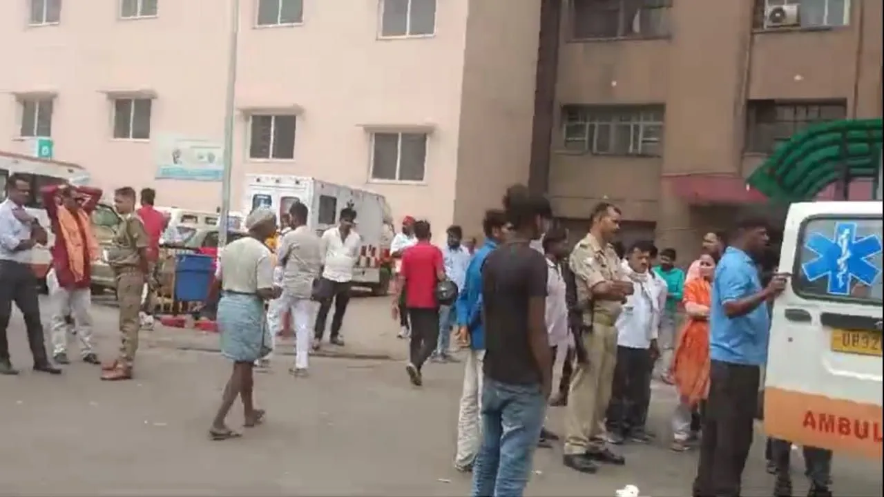 केजीएमयू: रैन बसेरे में कैंसर पीड़ित मरीज ने तोड़ा दम, ट्रामा सेंटर पर परिजनों ने किया हंगामा