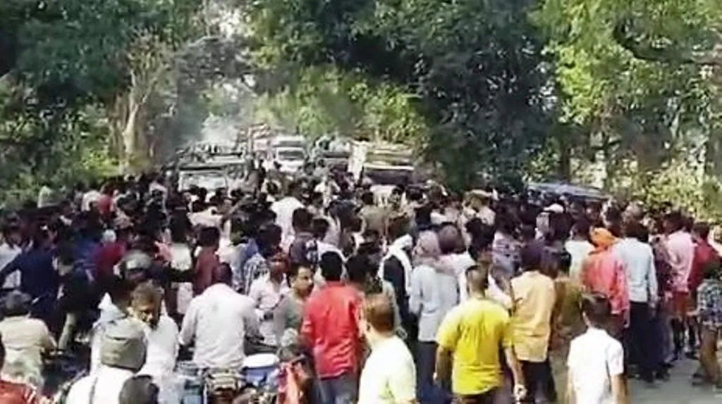 पीलीभीत: घर से बाहर निकले ग्रामीण पर तेंदुए ने किया हमला, गुस्साए ग्रामीणों ने टनकपुर हाइवे पर लगाया जाम