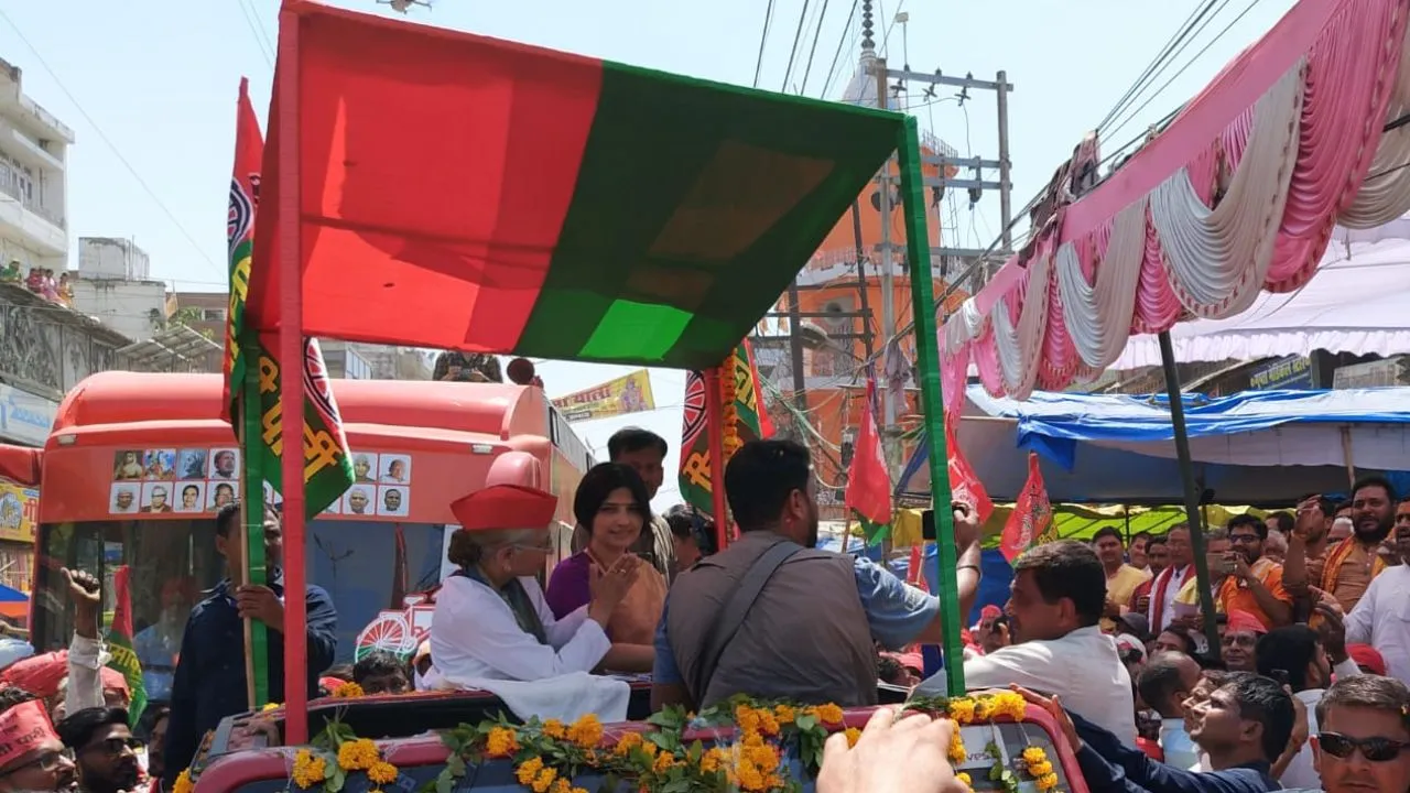 Unnao News: सपा प्रत्याशी अन्नू टण्डन के समर्थन में डिम्पल यादव ने किया रोड शो...बोली- 10 सालों में देश का बिगड़ा वातावरण 