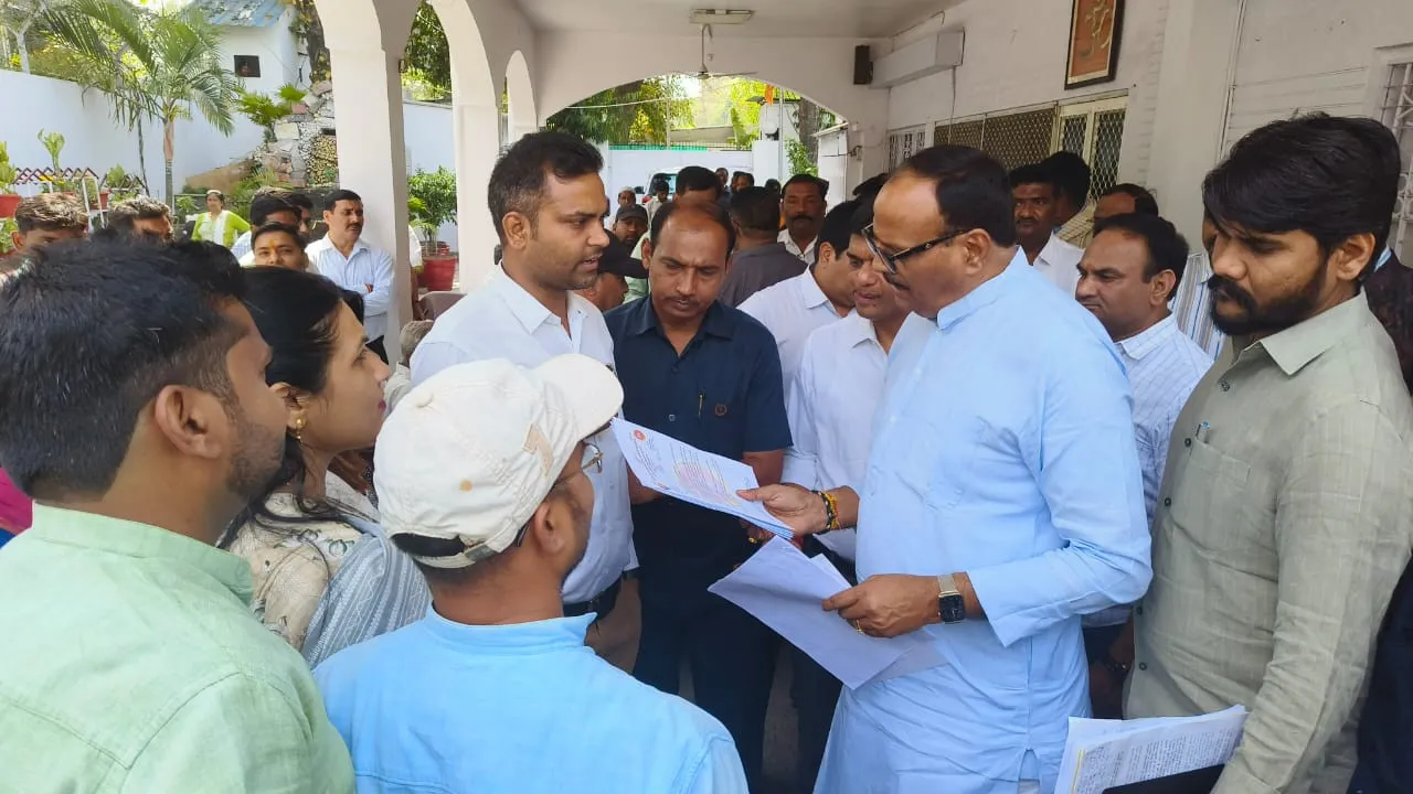 लखनऊ: डिप्टी सीएम से मिला प्रतिनिधिमंडल, नर्सों के समायोजन की उठाई मांग