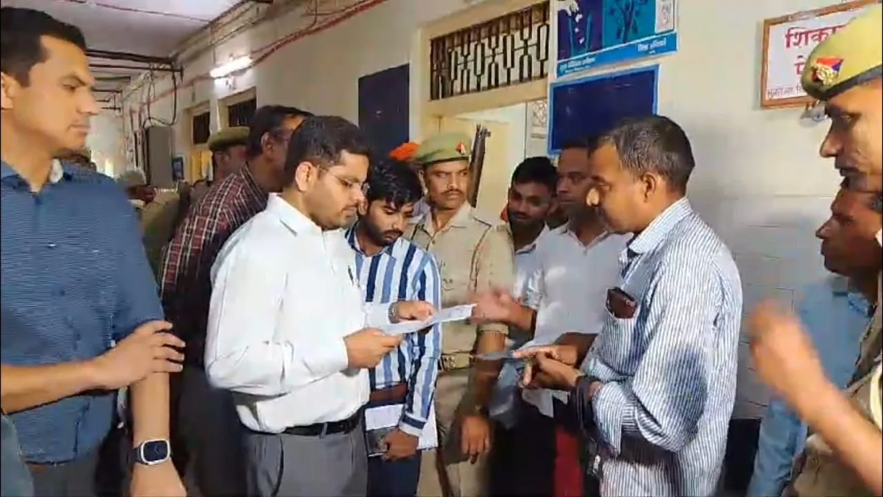 Unnao: डीएम ने जिला अस्पताल का किया औचक निरीक्षण; मिली तमाम खामियां, लापरवाह कर्मचारियों पर होगी कार्रवाई