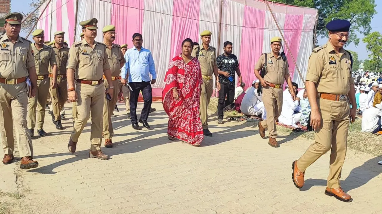 Fatehpur: हर्षोल्लास के साथ मनाया गया ईद का पर्व; शहर के ईदगाह में अदा की गई नमाज, डीएम व एसपी ने दी लोगों को बधाई