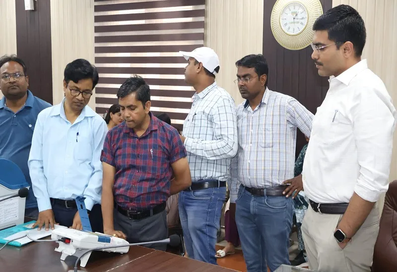 संभल : मतदान कार्मिकों को प्रशिक्षण देकर दक्ष बनायें मास्टर ट्रेनर्स, डीएम दिए निर्देश