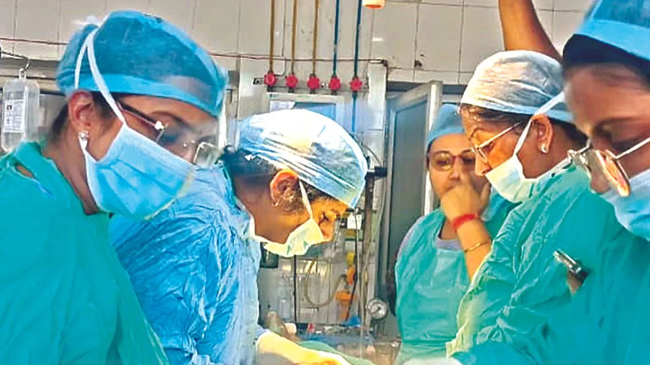 Kanpur: एक किडनी के सहारे जिंदगी गुजार रही युवती की डॉक्टरों ने बचाई जान, ऑपरेशन कर अंडाशय से निकाली गांठ