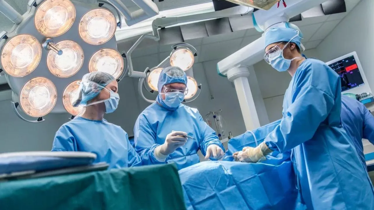 Kanpur: डॉक्टरों ने ऑपरेशन कर महिला के पेट से निकाला पांच किलो का ट्यूमर; बचाई जान