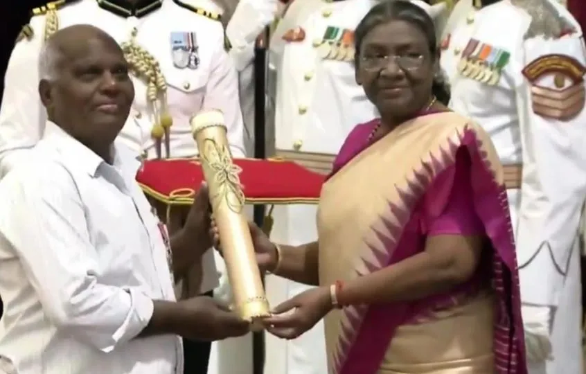 मुरादाबाद के बाबूराम यादव को राष्ट्रपति ने पद्मश्री अवॉर्ड से किया सम्मानित,1962 से कर रहे हैं पीतल पर नक्काशी