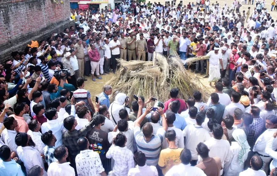 मुरादाबाद: पंचतत्व में विलीन हुए कुंवर सर्वेश सिंह, नम आंखों से जनसमुदाय ने दी जननेता को विदाई 