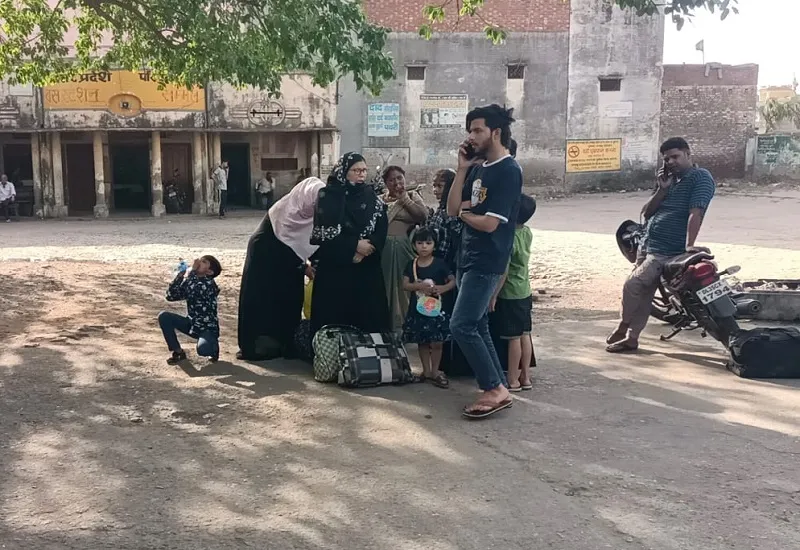 संभल : चुनाव में लगी अनुबंधित बसें तो दिक्कतों से जूझ रहे यात्री, 40 में से महज पांच बसें ही मार्ग पर दौड़ रहीं