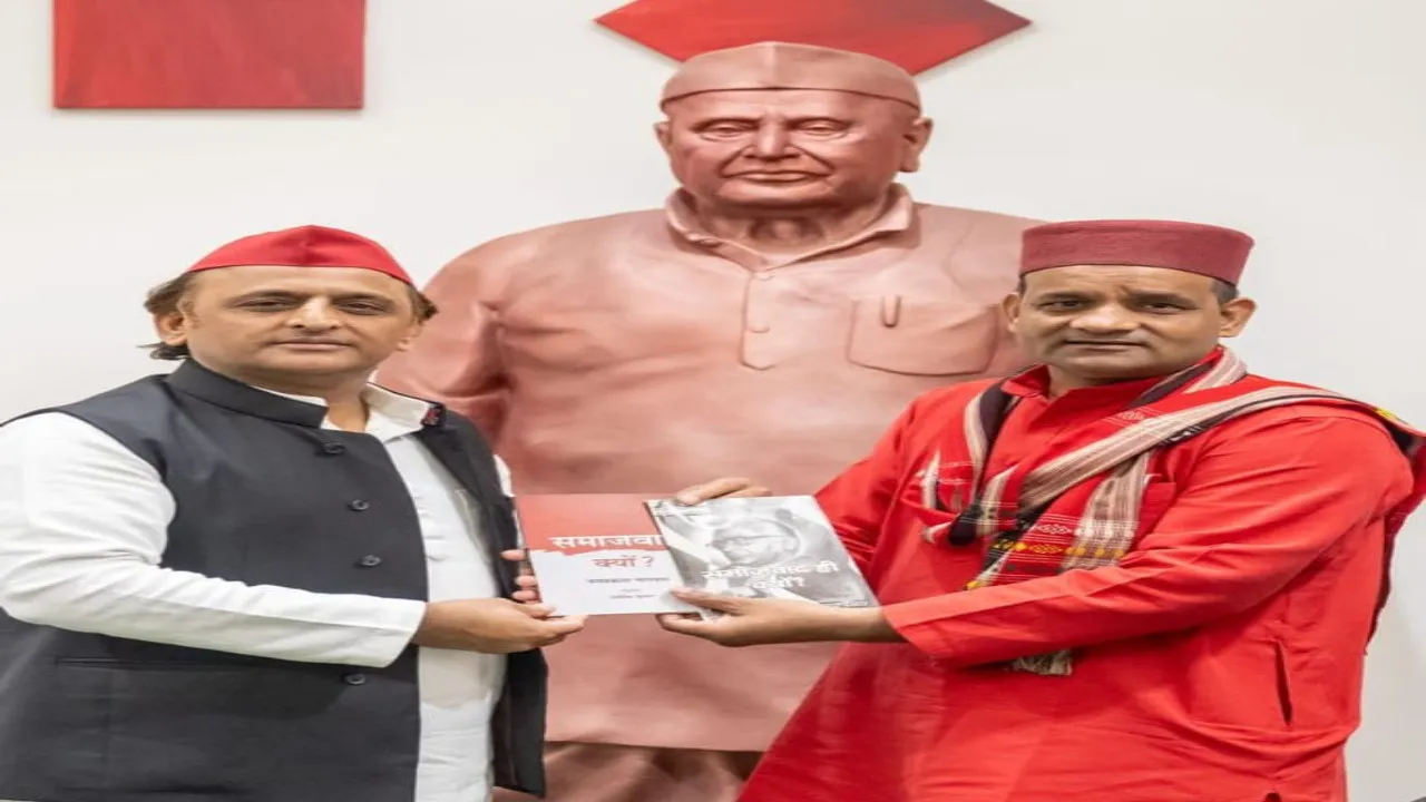 लखनऊ: अखिलेश से मिले समाजवादी चिंतक दीपक मिश्र, कहा- राष्ट्रवाद के मोर्चे पर भाजपा विफल 