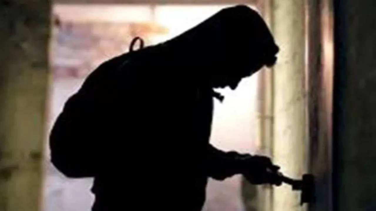 Kanpur Theft: कोल्ड ड्रिंक पी, जमकर बिस्कुट खाए फिर पार किया माल; दुकान का शटर तोड़ चोरों ने घटना को दिया अंजाम