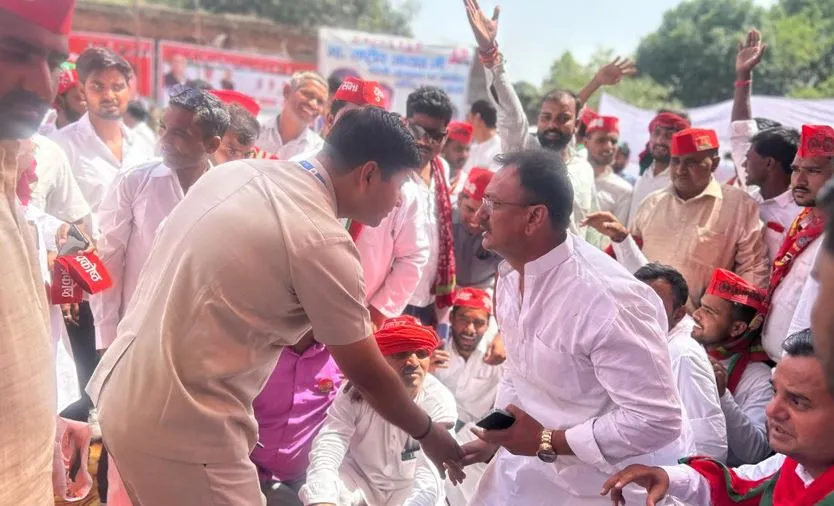 Bareilly News: मंच पर आने को लेकर भेदभाव, सपा पदाधिकारियों ने दिया धरना